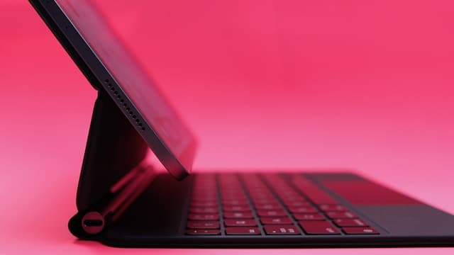 iPad Pro M2 with Magic Keyboard Showcase
