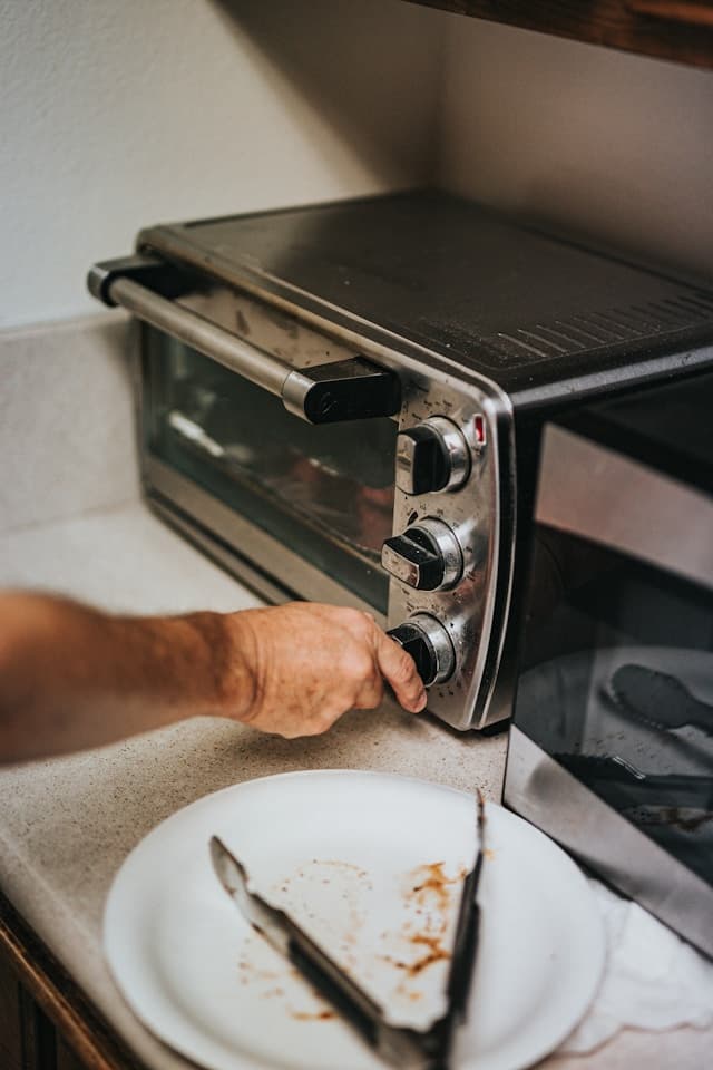 Compact Digital Microwave Oven 20L